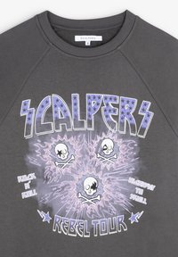 Felpa grigia con stampa grafica di teschi e fulmini, accompagnata dal testo "S Calpers Rebel Tour" in viola e bianco. Design con maniche raglan.
