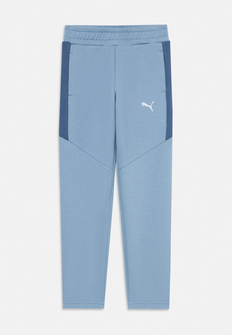 Pantalones deportivos de color azul claro con un ajuste ajustado, cintura elástica y paneles laterales en un azul marino profundo. Presenta un logo blanco en la parte delantera.