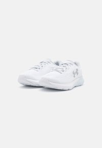 Zapatillas deportivas ligeras de color blanco con parte superior de malla, superficie texturizada y suela de goma. Presentan cordones y un logotipo sutil en el lateral.