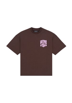 T-shirt marron à manches courtes avec un design texte rose "Wasted Studio" sur la poitrine à gauche.