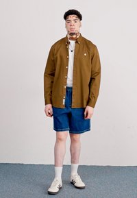 Carhartt WIP MADISON SHIRT - Marškiniai - lumber/white
