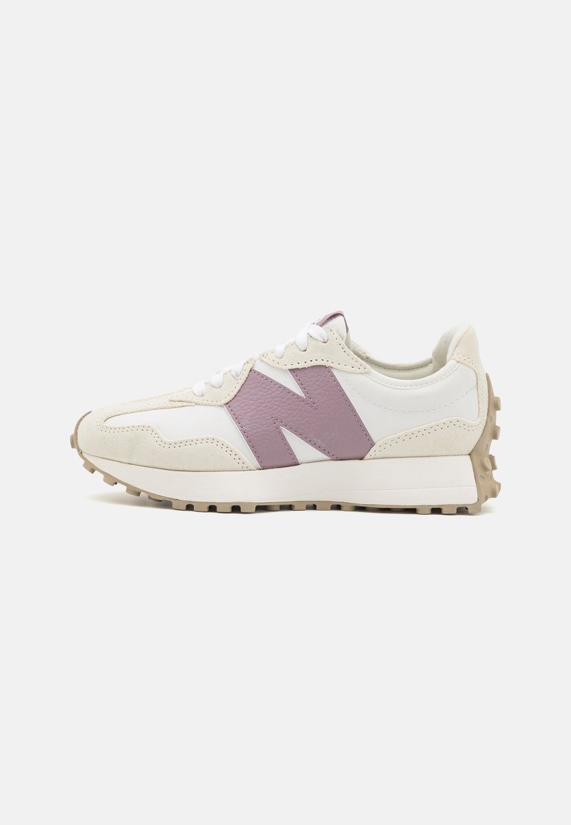 Baskets blanches et beiges avec logo "N" mauve, design à lacets et semelle beige robuste, montrées de profil sur fond blanc.