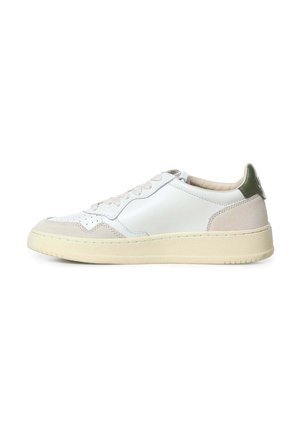 Sneaker bianca a taglio basso con accenti in camoscio beige, suola crema, lacci bianchi e linguetta posteriore verde scuro, mostrata in profilo laterale.