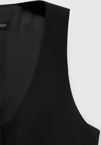 Schwarzes ärmelloses Top mit einem V-Ausschnitt, aus glattem Stoff gefertigt. Es zeichnet sich durch klare Linien und minimalistische Details für ein elegantes Erscheinungsbild aus.