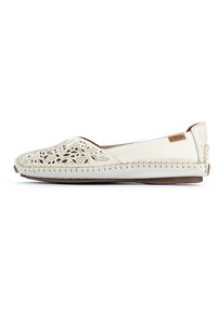 Lys beige slip-on sko med indviklet udskåret blomsterdesign, læderoverdel, syede detaljer og en fleksibel brun sål.