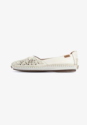 Hellbeige Slip-On-Schuh mit komplexem, durchbrochenem Blumenmuster, Lederoberteil, genähten Akzenten und flexibler brauner Sohle.