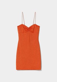 Abito arancione scintillante con silhouette aderente, spalline sottili e regolabili, e design con scollatura arricciata. Tessuto liscio, lunghezza al ginocchio.