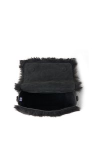 Sort taske med tekstureret pelsyderside og ruskind indvendigt, med klaplukning og trykknap. Enkel, minimalistisk design.