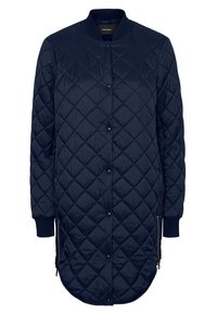 Kviltad marinblå jacka med knappstängning, ribbade ärmslut och sidogångjärn. Har en rundad fåll och diamantmönster på en slät yta.