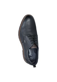 Chaussure en cuir noir avec un bout arrondi, un design à lacets, une semelle brune contrastante et des détails texturés sur le côté. Légère et élégante.