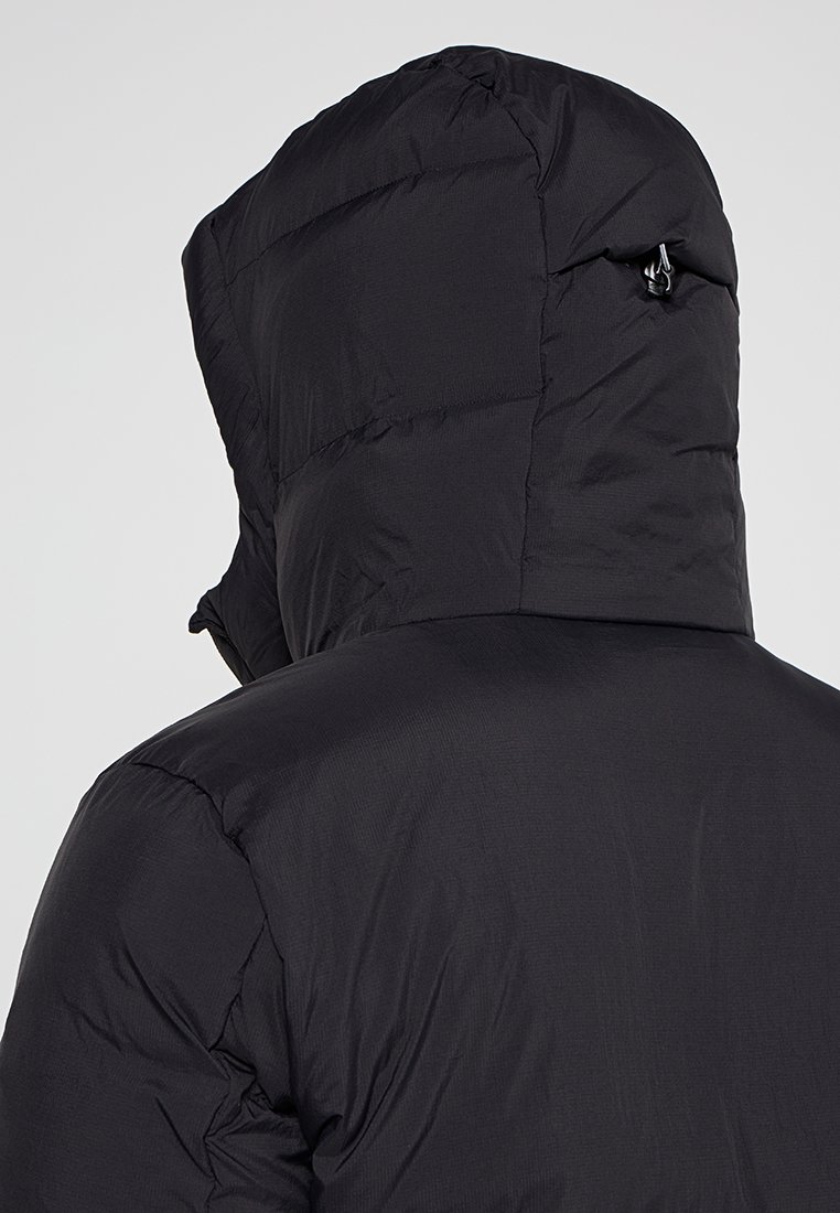 Schwarze, gepolsterte Jacke mit Kapuze, die eine glatte Textur, diagonale Nähte und einen kleinen Versteller am Hals hat.