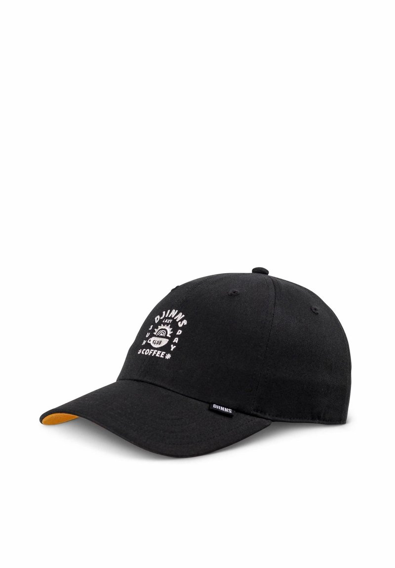 Casquette de baseball noire avec visière courbée, texte blanc et graphique de soleil à l'avant indiquant "DJINNS Lazy Sunday Club Coffee."