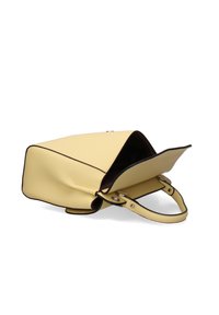 Borsa a mano in pelle gialla con rifiniture nere, aperta nella parte superiore. Presenta una forma strutturata, manici corti e una texture liscia. L'interno è visibile.