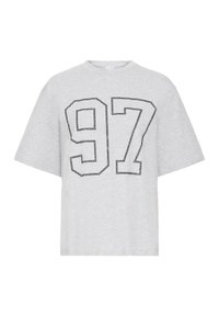 Pelēka, pārmēra izmēra t-krekls no mīkstas kokvilnas ar melnu kontūras grafiku ar skaitli "97" priekšpusē, izceļas ar apaļu kakla izgriezumu un īsām piedurknēm.