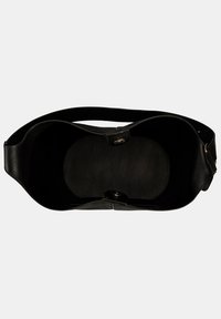 Schwarze Ledertasche mit glatter Oberfläche, geschwungener Form und einem einzigen Griff. Verfügt über einen metallischen Verschluss und ein ungefüttertes Innenleben.