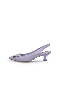 Lila usnjena slingback pumpa s špičastim nosom, ki ima spredaj zlato pentljo in kratko široko kvadratno peto.