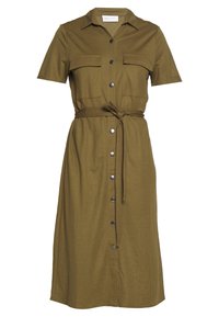 Abito corto verde oliva a maniche corte con colletto a camicia, due tasche frontali, chiusura con bottoni, cintura in vita e orlo dritto. Tessuto con texture morbida.