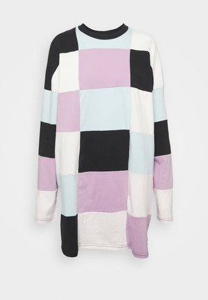 Camisa de manga longa feita de algodão com um design de patchwork apresentando quadrados em azul claro, lavanda, preto, branco e rosa claro.