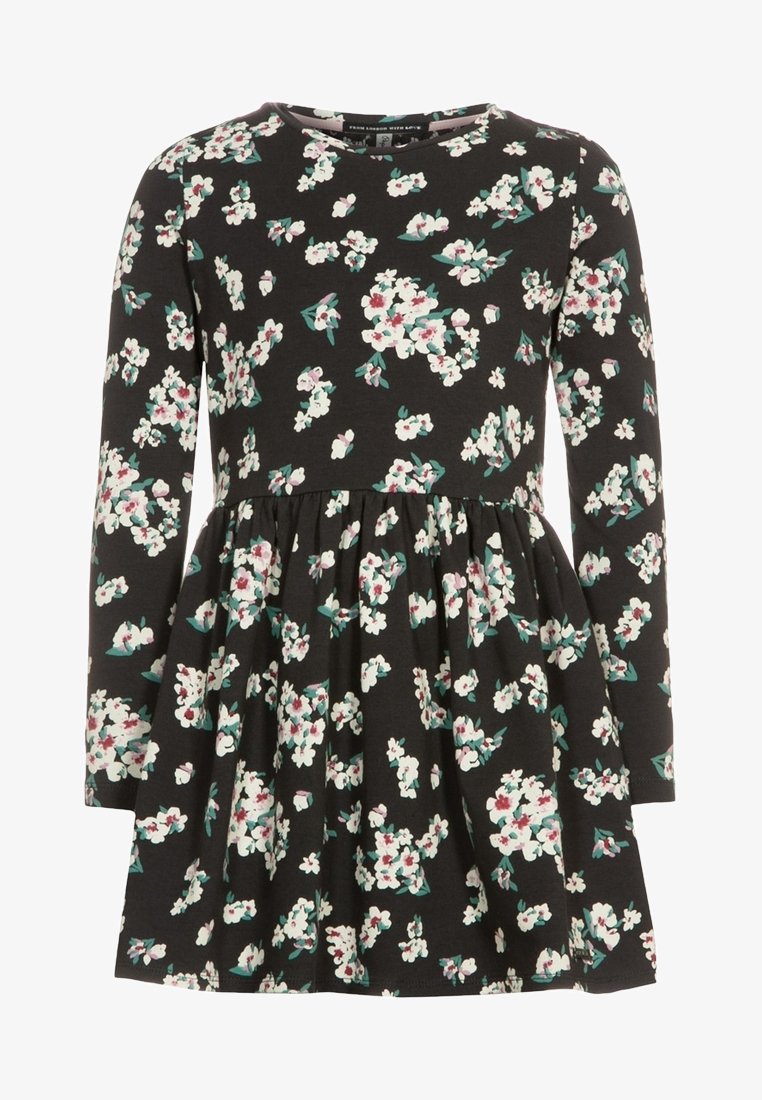 Robe noire à manches longues avec une taille froncée et un motif floral blanc et rose dispersé sur le tissu.