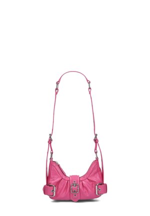 Rosa Lederhandtasche mit einem gerafften Design, silberner Hardware, verstellbarem Schulterriemen und einer Schnallenakzentuierung an der Vorderseite.