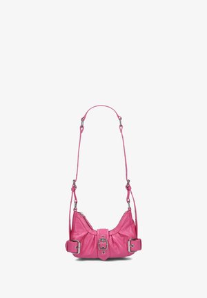 Rosa Lederhandtasche mit einem gerafften Design, silberner Hardware, verstellbarem Schulterriemen und einer Schnallenakzentuierung an der Vorderseite.