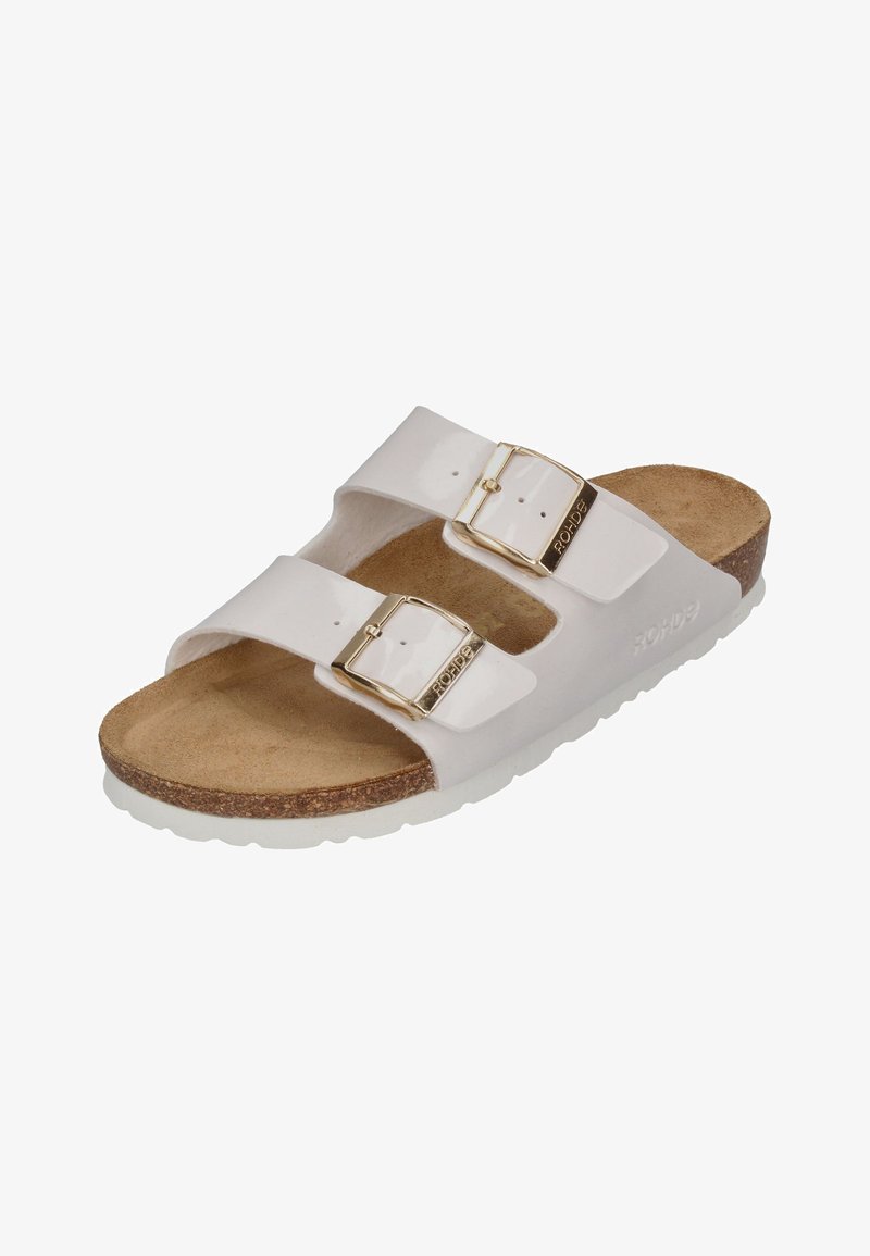 Hvide sandaler med to stropper, der har en blank finish, guld spænder, en kork-sål og en hvid gummisål.