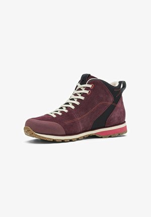 Scarponcino da trekking in suede bordeaux con pannelli laterali in rete nera, lacci bianchi, suola in gomma e striscia rossa decorativa, inclinato a sinistra su sfondo bianco.