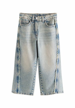 Pantalones de mezclilla anchos de color azul claro con dobladillo deshilachado y detalles en las costuras laterales. Cintura alta con diseño tradicional de cinco bolsillos y cierre de botón.