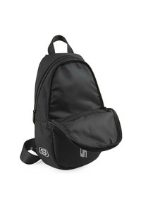 Mochila negra hecha de un tejido duradero, con forma curva, asa superior y bolsillo frontal con cremallera que presenta un detalle del logo.