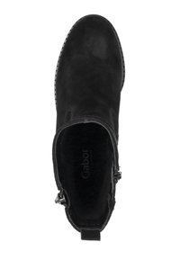Zwarte suède enkellaars met een ronde neus, zijrits en textuurdetails langs de zool. Binnenin gevoerd met een zacht materiaal.