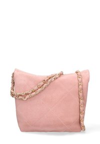 Borsa in suede rosa trapuntata con tracolla in catena dorata, caratterizzata da un design minimalista e una chiusura a pattina triangolare.