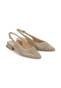 Chaussures slingback à bout pointu en beige, ornées de clous en argent, dotées d'un petit talon bloc et d'une semelle intérieure texturée.