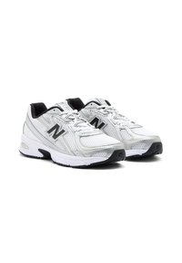 Paire de chaussures de course New Balance blanches et grises avec logo et lacets noirs, inclinées pour montrer les côtés et le devant.