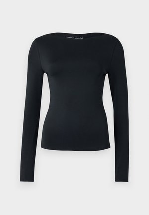 Top noir à manches longues en tissu lisse et extensible ; présente un col large et une coupe ajustée. Style minimaliste sans motifs ni accents visibles.
