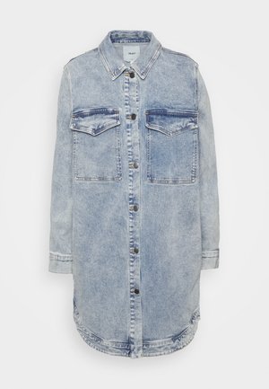 Lichtblauw acid-wash spijkerblousejack met lange mouwen, knoopsluiting en twee borstflapzakken.