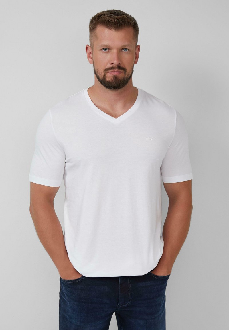 Witte V-hals T-shirt van zachte stof, korte mouwen, met een lichte stretch. Heeft een subtiel logo nabij de borst en een ontspannen pasvorm.