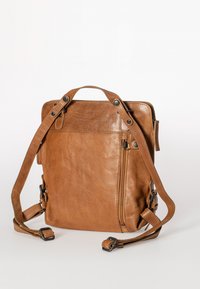 Braune Ledertasche in rechteckiger Form, mit verstellbaren Schulterriemen, einer Frontreißverschlusstasche und einer glatten, strukturierten Oberfläche.