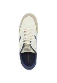 Sneaker bianco con dettagli blu navy, finiture in suede testurizzato, punta forata, lacci piatti e etichetta del marchio sulla linguetta.