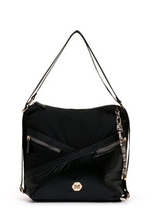 Bolso negro de hombro con dos bolsillos con cremallera, correas cruzadas, un adorno de cuerda y un pequeño logo dorado hexagonal en el centro inferior.