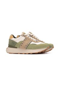 Zapatillas verdes y beige con una mezcla de ante texturizado y cuero. Presentan tachuelas metálicas, puntera redondeada y una suela blanca gruesa.