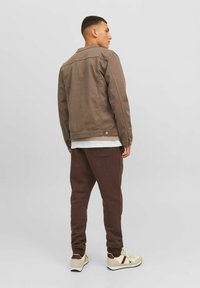 Jack & Jones JPSTGORDON JJBRADLEY - Jogginghose - seal brown