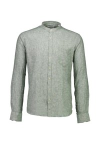 Camisa de manga larga, verde, sin cuello, hecha de tela texturizada, con un bolsillo, cierre de botones en el frente y puños estándar con detalles de botones.