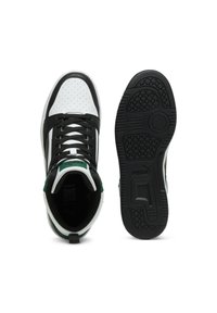 Wysokie trampki z białą perforowaną cholewką z czarnymi akcentami, zielonym kołnierzem i teksturowaną czarną gumową podeszwą.