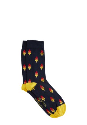 Marineblaue Socken mit gelben Akzenten, versehen mit einem wiederholenden Muster von Eis am Stiel in Rot und Gelb. Strickmaterial mit verstärkter Zehen- und Fersenpartie.