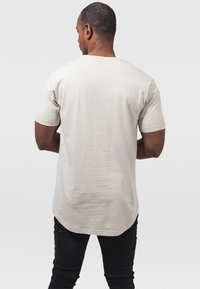 Urban Classics Apdrukāts T-krekls - sand
