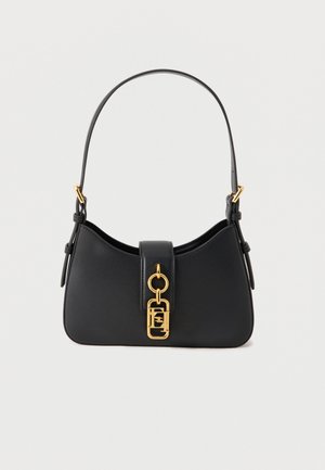 Sac d'épaule en cuir noir avec boucle et garnitures dorées, doté d'une seule bandoulière et d'une fermeture à rabat sur le devant.