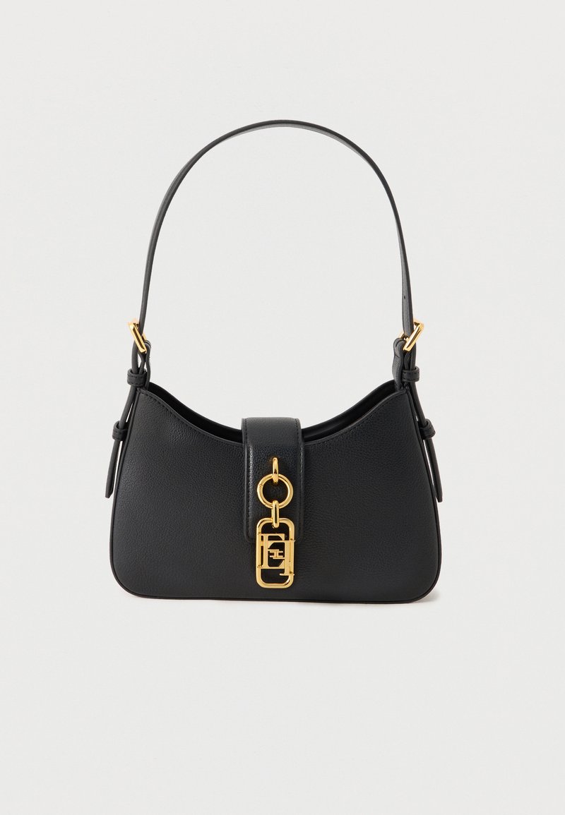 Μαύρη δερμάτινη τσάντα ώμου με χρυσαφί αγκράφα και εξαρτήματα, διαθέτει έναν ιμάντα και κλείσιμο με μπροστινό καπάκι.