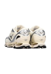 Scarpe da corsa beige e argento con una tomaia in mesh a strati, suola ammortizzata e battistrada in gomma nera per una maggiore aderenza. Accentuate con loghi.