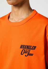 Wrangler CASEY GRAPHIC TEE - T-shirt med print - red orange