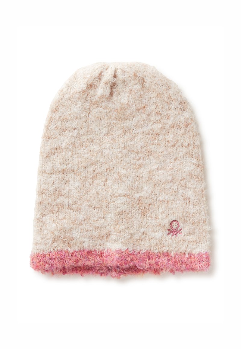 Cappello beanie a maglia di colore beige con una trama strutturata. Presenta un orlo inferiore di un delicato rosa e un piccolo logo ricamato.